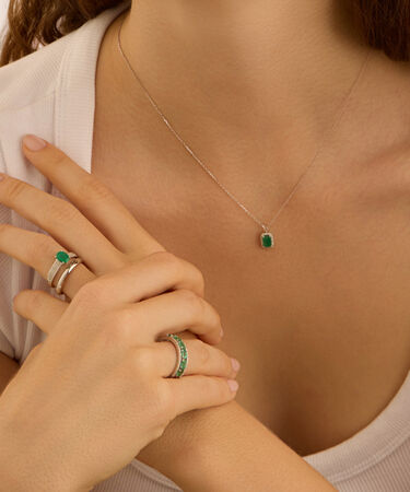 Anello Fascia Charlotte Oro Bianco Smeraldo Diamante