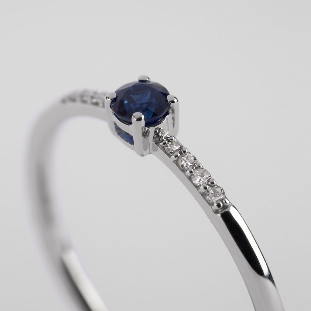 Anello Solitario Charlotte Oro Bianco E Zaffiro Con Diamanti - Anelli con Pietre Donna | Stroili