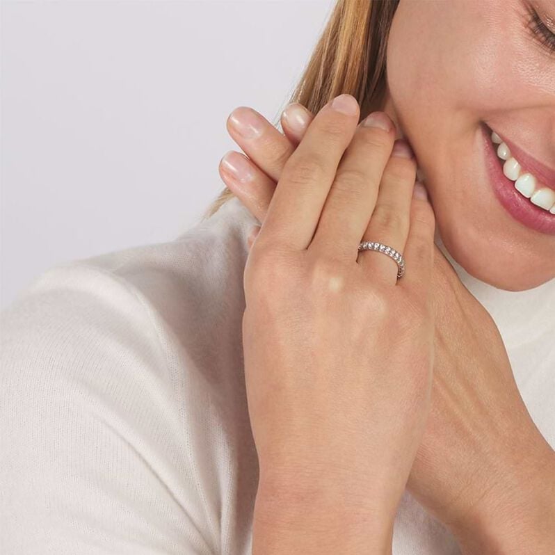 Anello eternity in oro bianco e diamanti 0.90 ct - Anelli 18 Carati Donna | Stroili